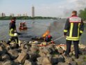 Kleine Yacht abgebrannt Koeln Hoehe Zoobruecke Rheinpark P109